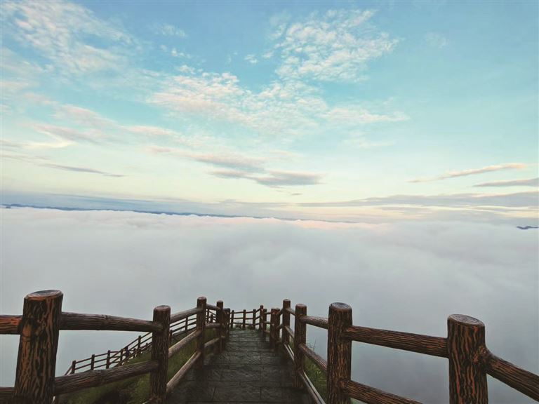 唐运岳 | 凤塘山中云似海-南方文苑网